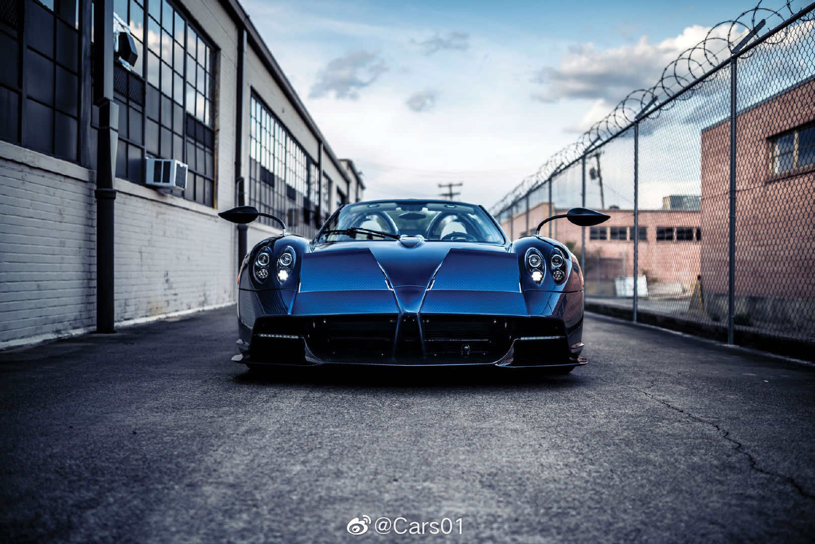 汽车美图：蓝碳帕加尼Huayra Roadster