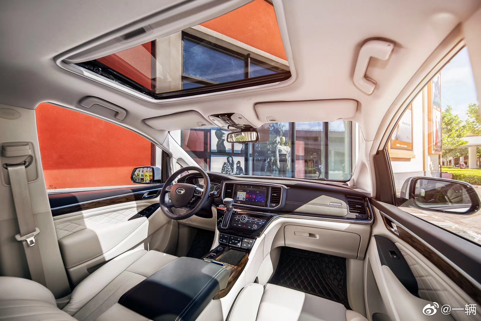 传祺GM8大师版,只有23.98万和25.28万两个配置