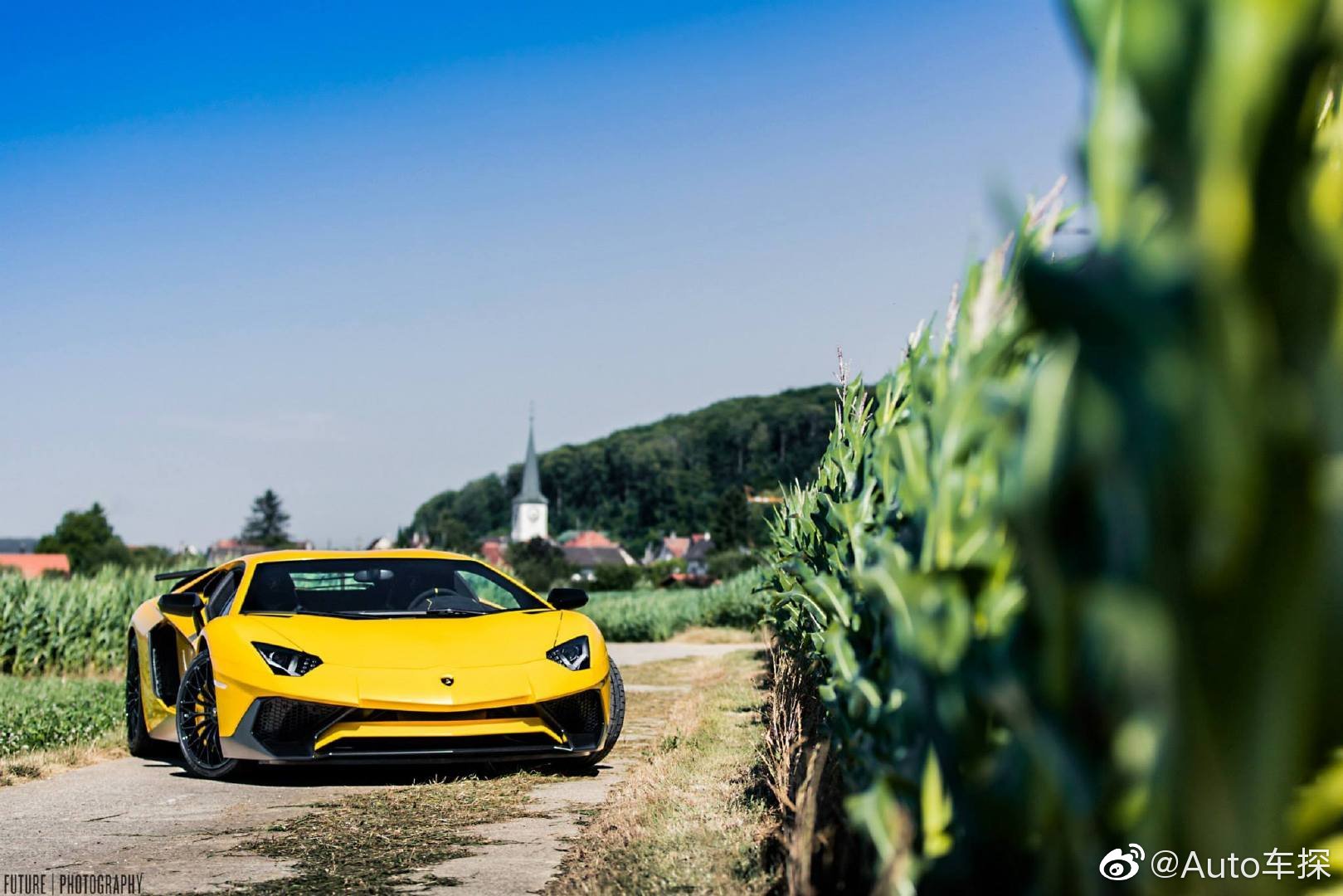 田野里的大黄牛 Lamborghini Aventador LP 750-4 SV