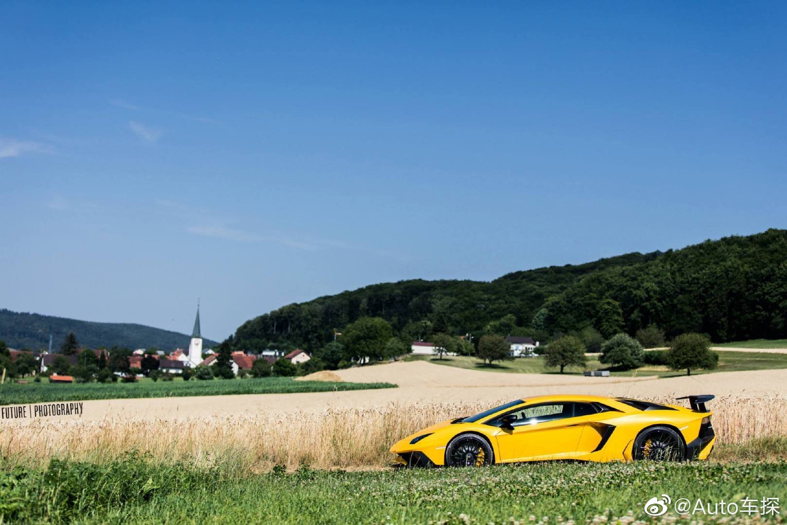 田野里的大黄牛 Lamborghini Aventador LP 750-4 SV