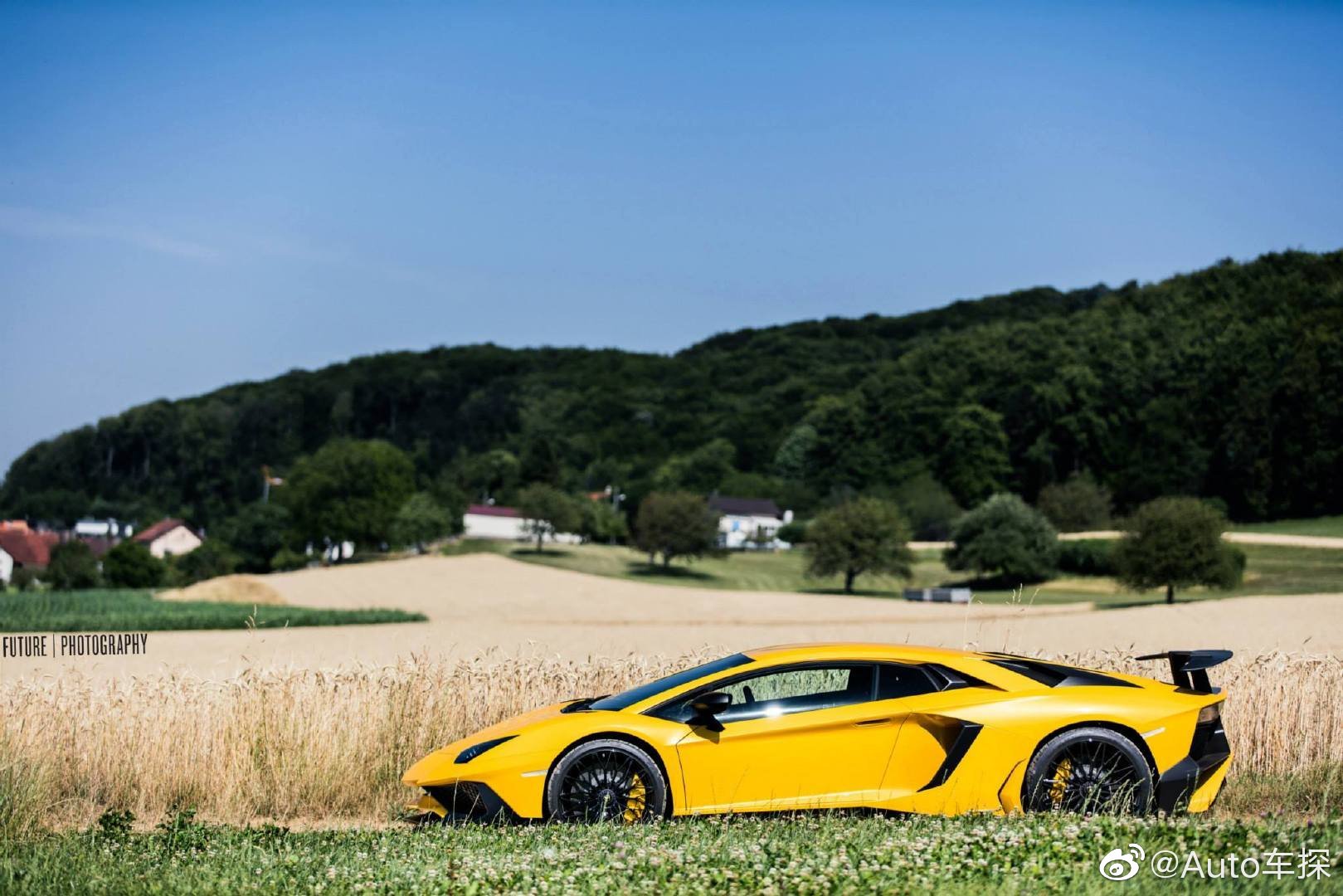 田野里的大黄牛 Lamborghini Aventador LP 750-4 SV