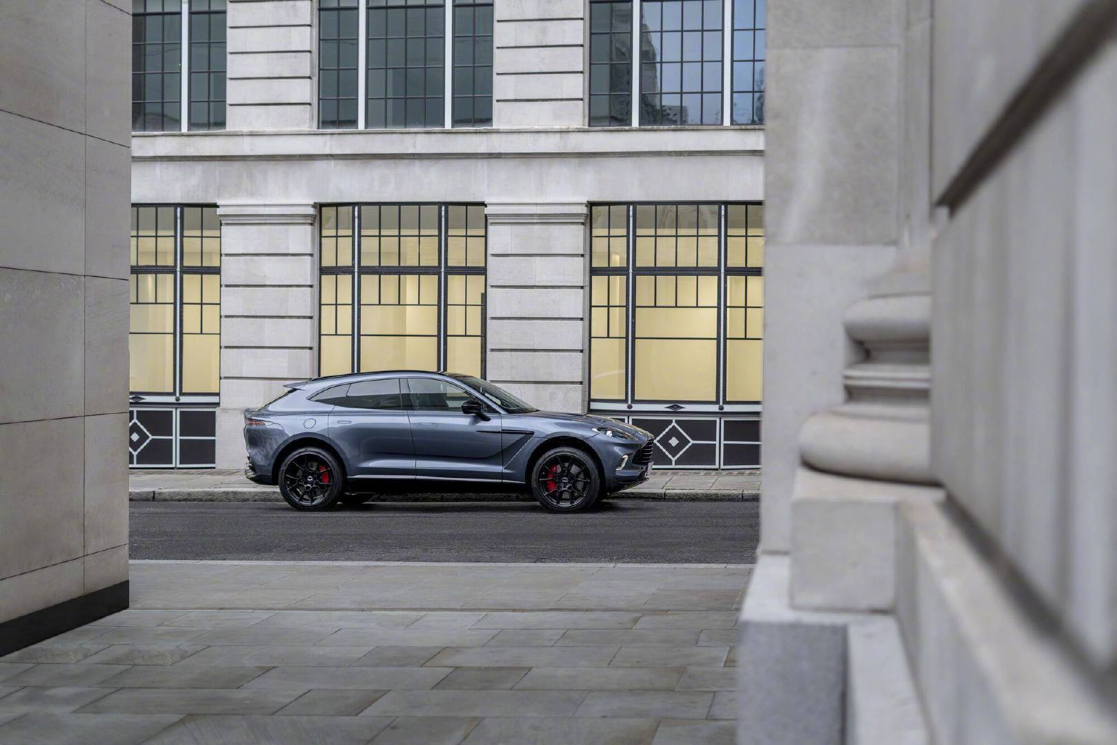 Aston Martin DBX 阿斯顿马丁史上首款具备多地形征服能力的车型