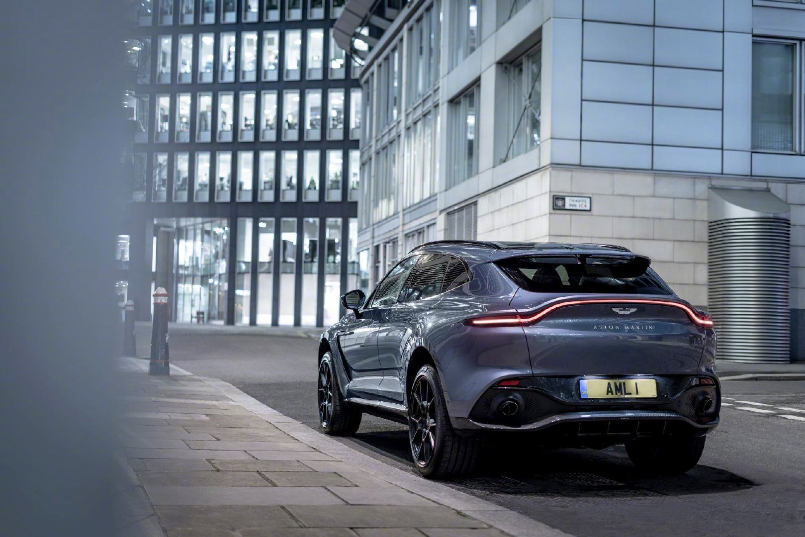 Aston Martin DBX 阿斯顿马丁史上首款具备多地形征服能力的车型