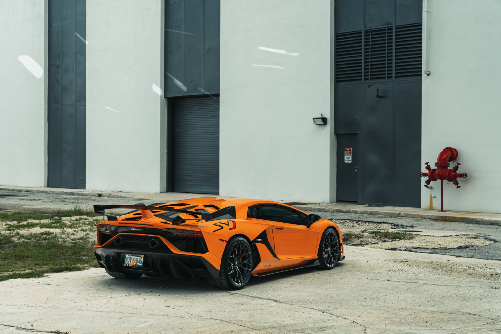 Lamborghini Aventador SVJ，大牛的外观锋芒毕露啊