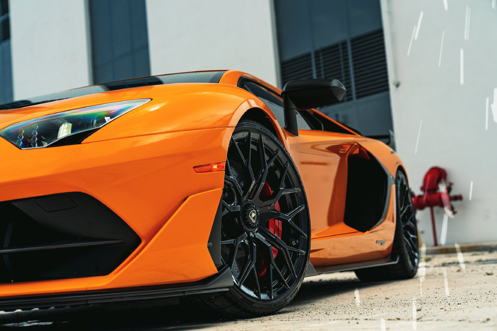 Lamborghini Aventador SVJ，大牛的外观锋芒毕露啊