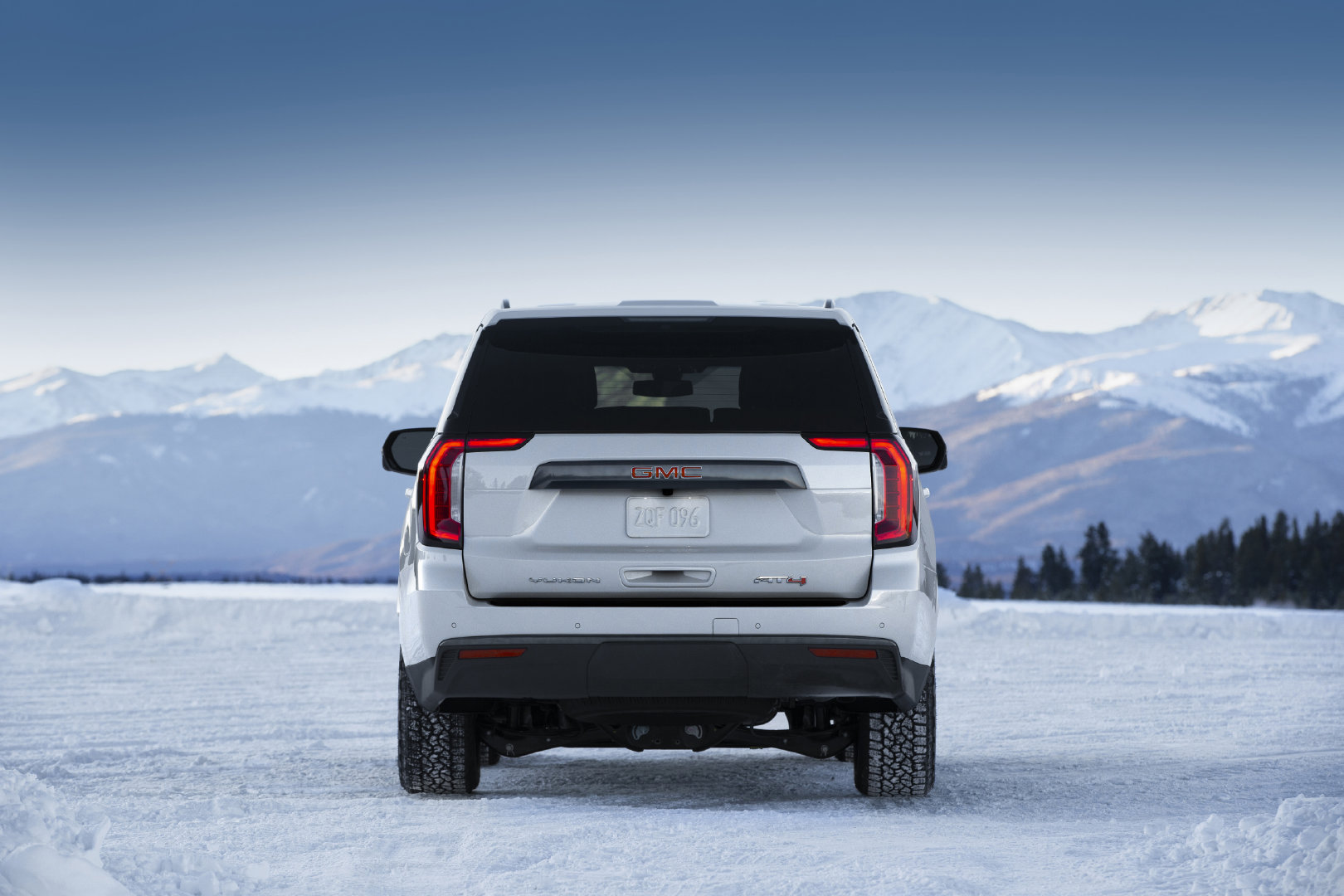 2021 GMC Yukon,雪天拍厂片的着实不多见。