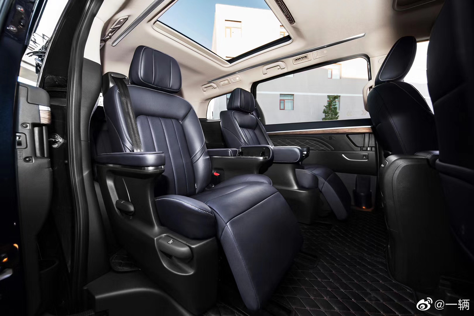 传祺GM8大师版,只有23.98万和25.28万两个配置