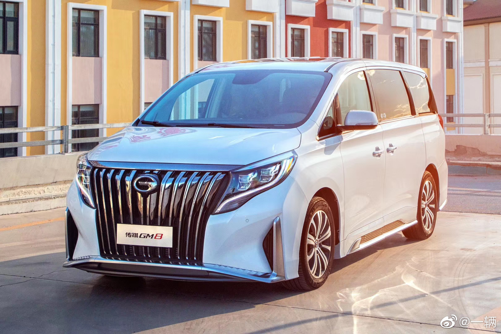 传祺GM8大师版,只有23.98万和25.28万两个配置