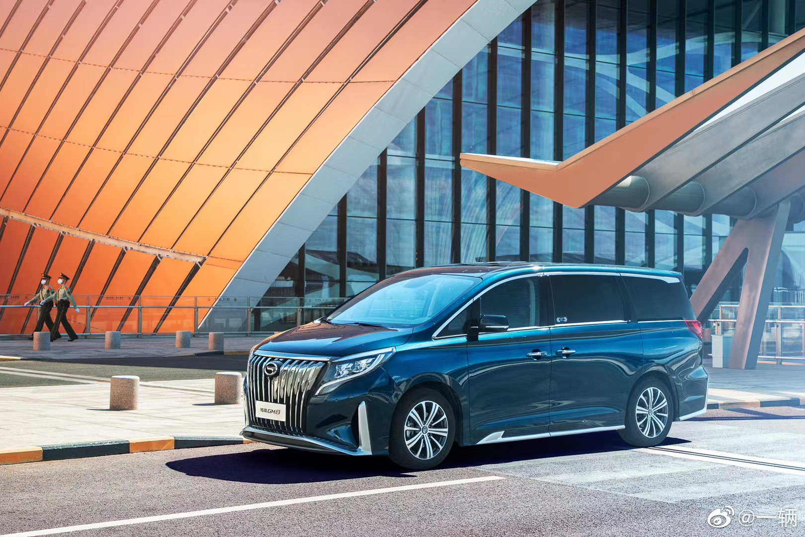 传祺GM8大师版,只有23.98万和25.28万两个配置