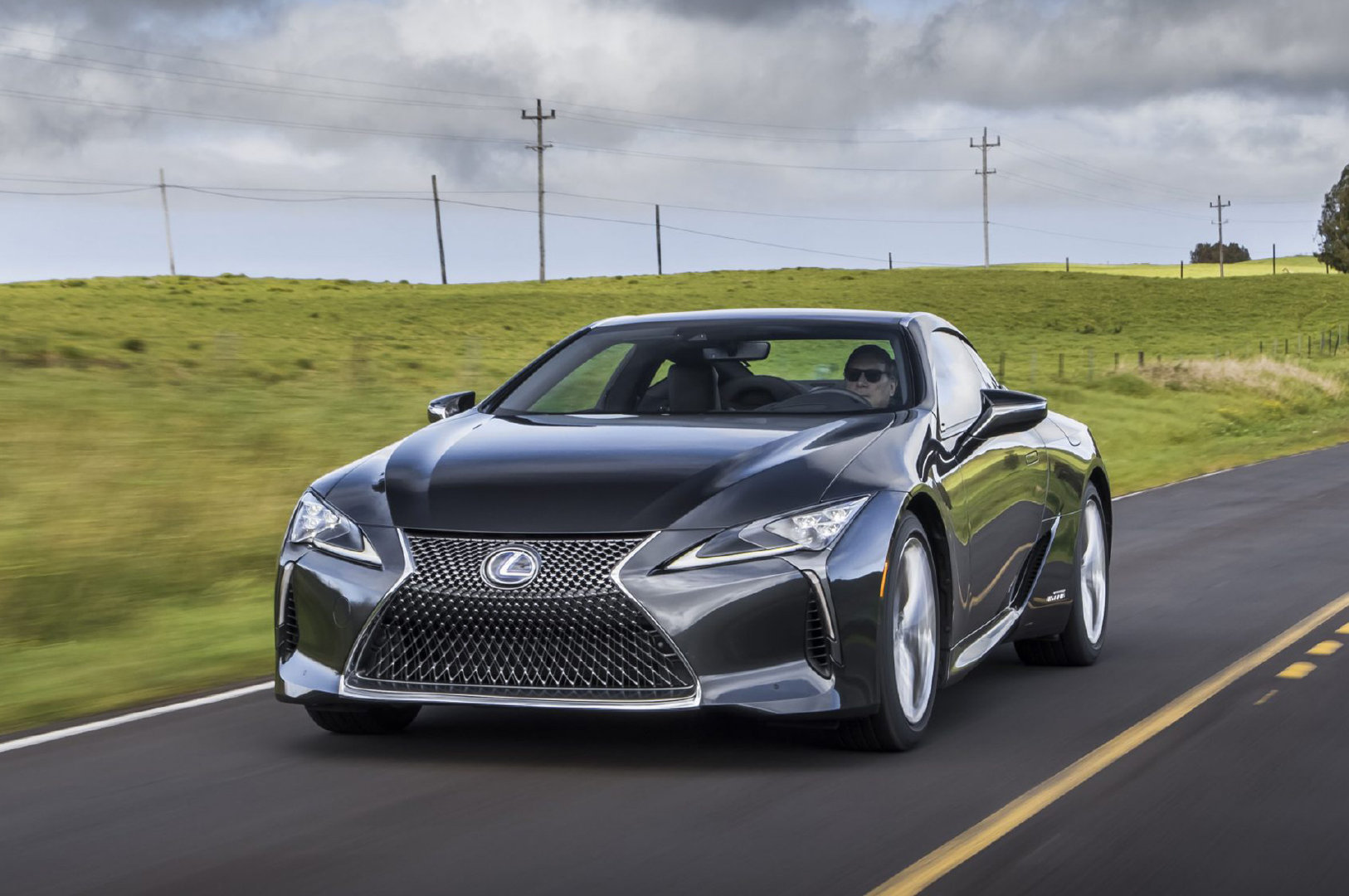 2021款雷克萨斯 LC 起价93,975美元,在美国上市。