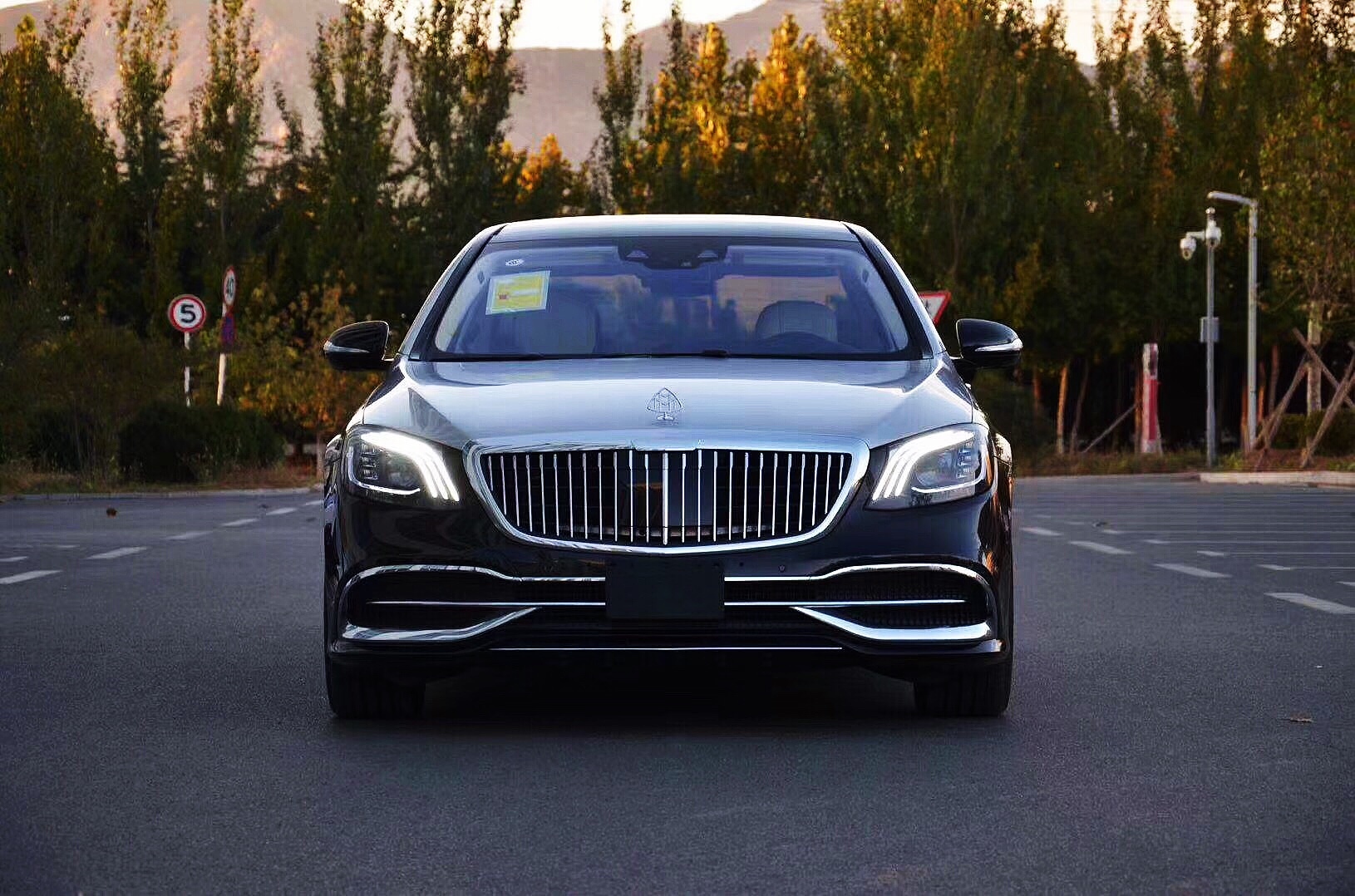 奔驰S级plus,接近6米的车长还是配迈巴赫上的三角窗合适