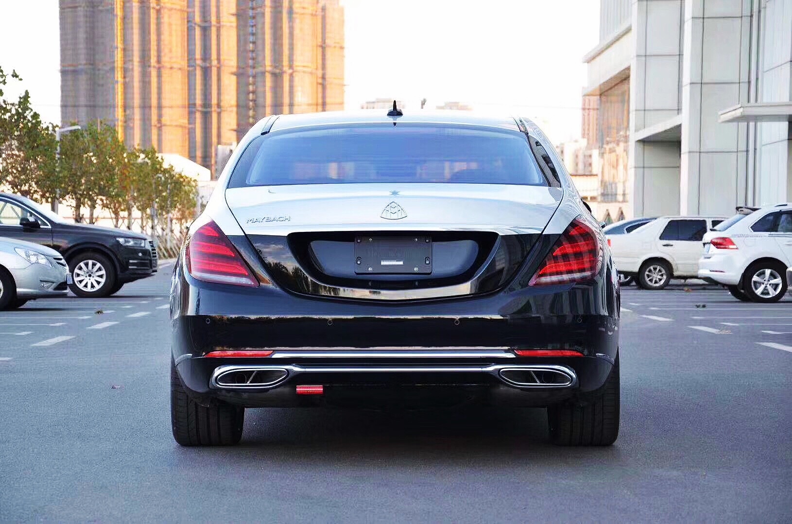 奔驰S级plus,接近6米的车长还是配迈巴赫上的三角窗合适