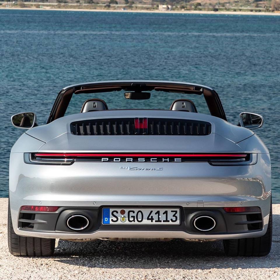 保时捷 911 Carrera 4S 黄色卡钳配银灰你们觉得好看吗?