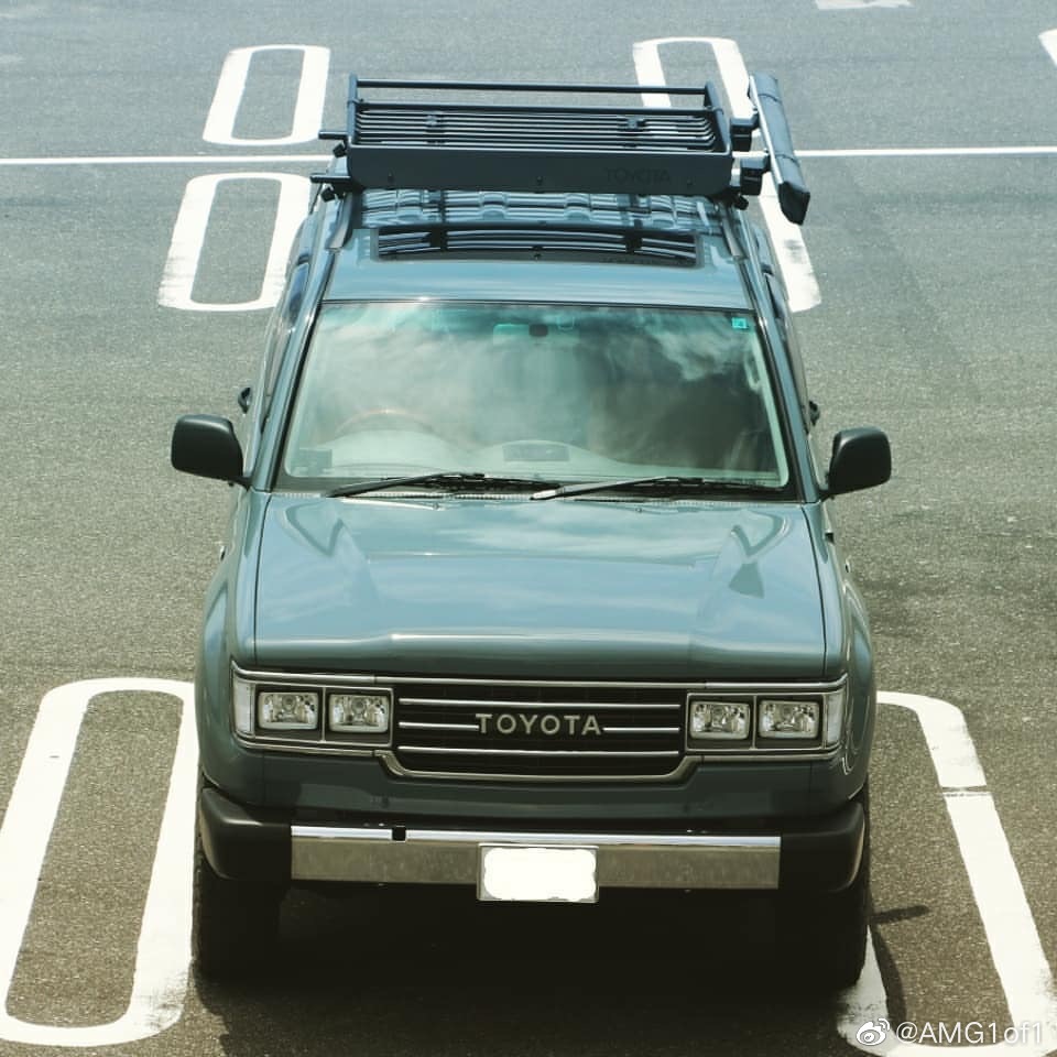 好看的汽车图片:丰田陆巡100系列(LC100)