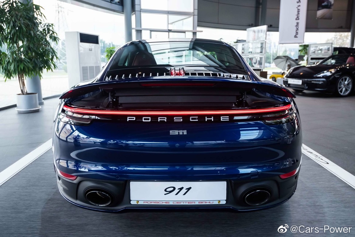 大蓝宝石一枚 保时捷911 Carrera S