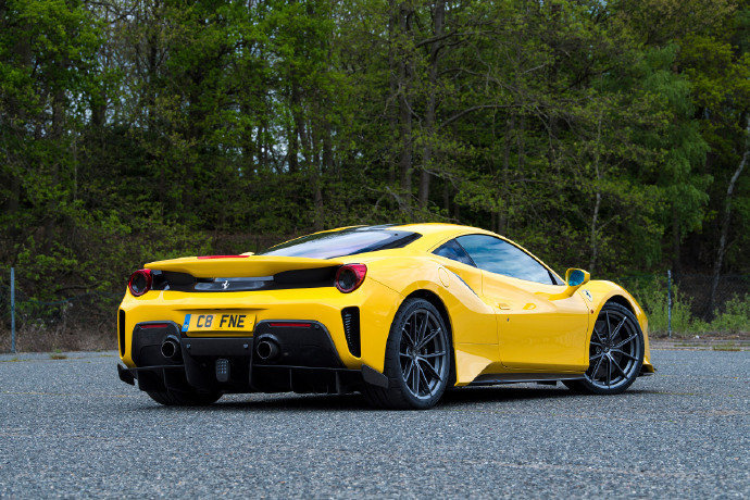 好看的汽车图片：Ferrari 488 Pista ~帅