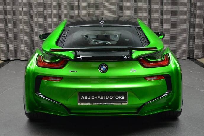 BMW i8 PK 奔驰GT，我更喜欢绿色版 GT，是最帅的~ 。