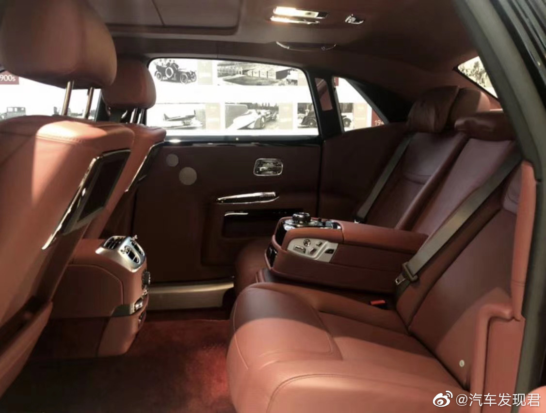 古思特加长,硕大的中网使车头看起来很有气势