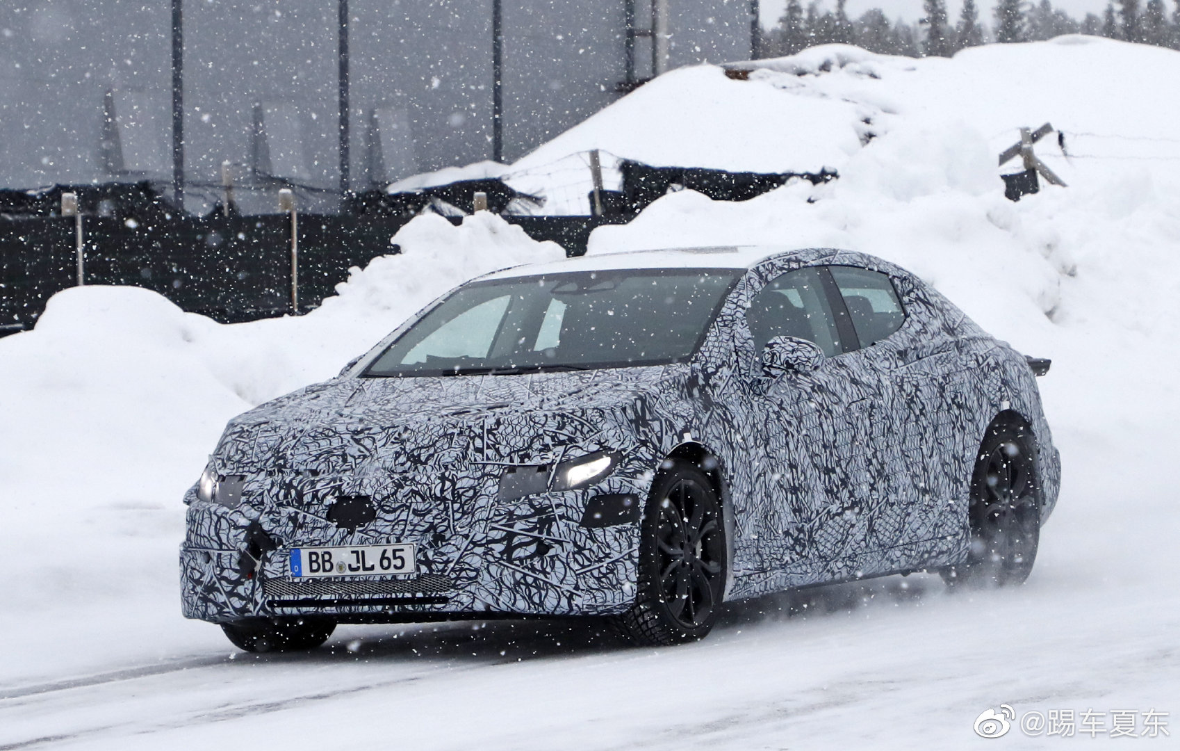 精美汽车图集:奔驰EQE,行政级纯电动露面了