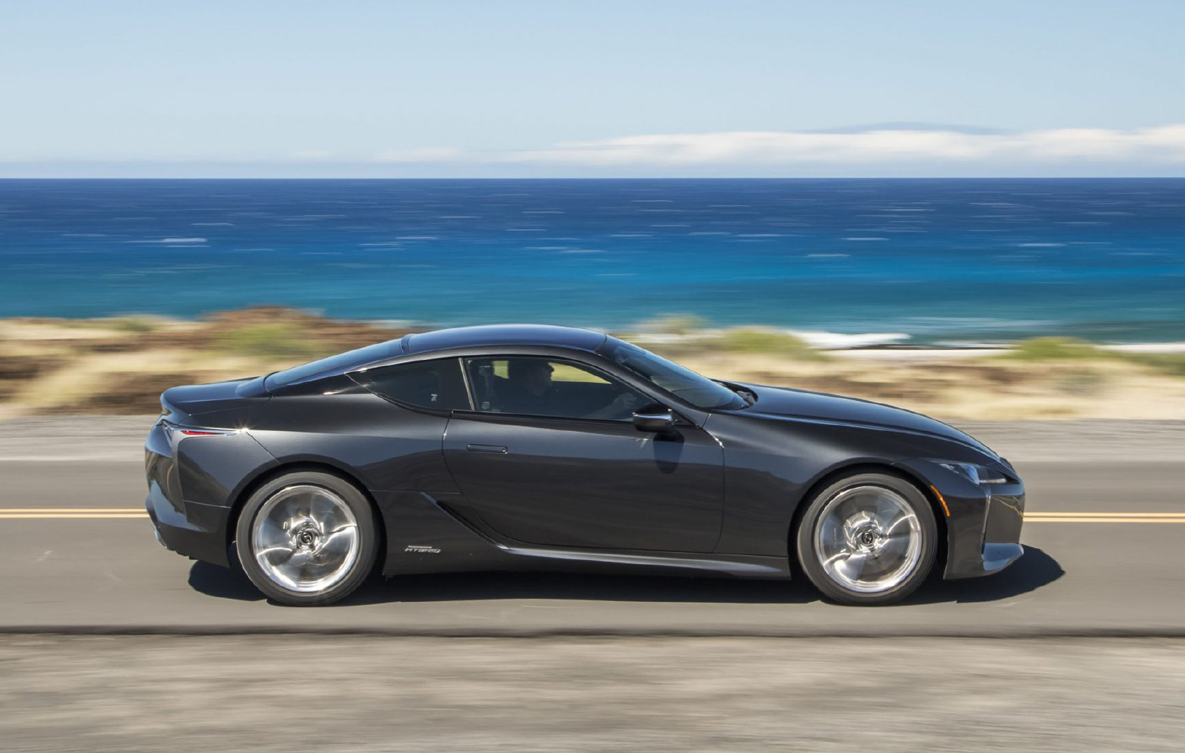 2021款雷克萨斯 LC 起价93,975美元,在美国上市。