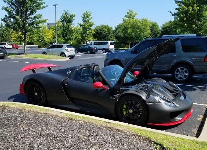 哑光黑保时捷918 Spyder，各位喜欢这红色点缀吗？