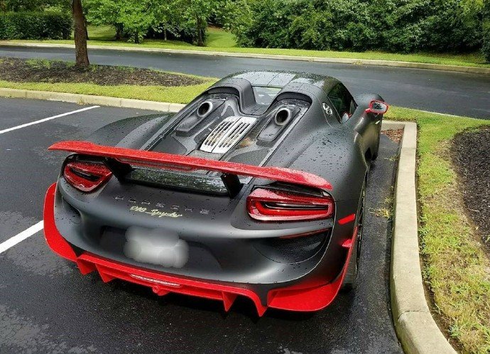 哑光黑保时捷918 Spyder，各位喜欢这红色点缀吗？