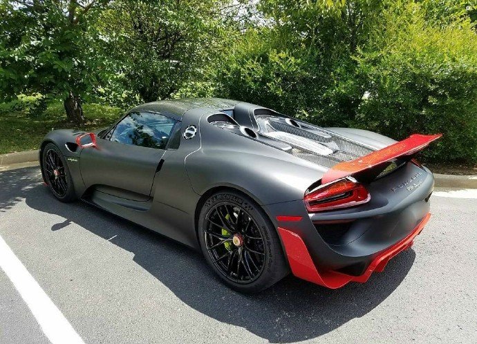 哑光黑保时捷918 Spyder，各位喜欢这红色点缀吗？