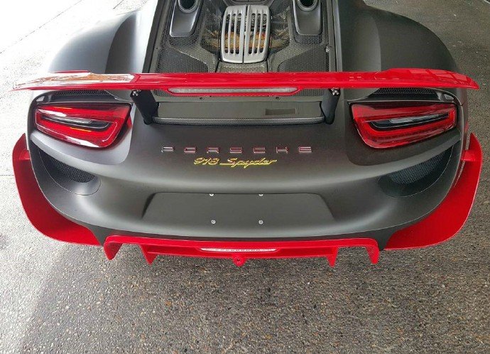 哑光黑保时捷918 Spyder，各位喜欢这红色点缀吗？