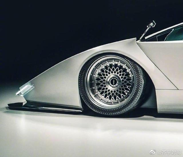 静静地看,兰博基尼 Countach Elettrica,再加任何装饰都是多余