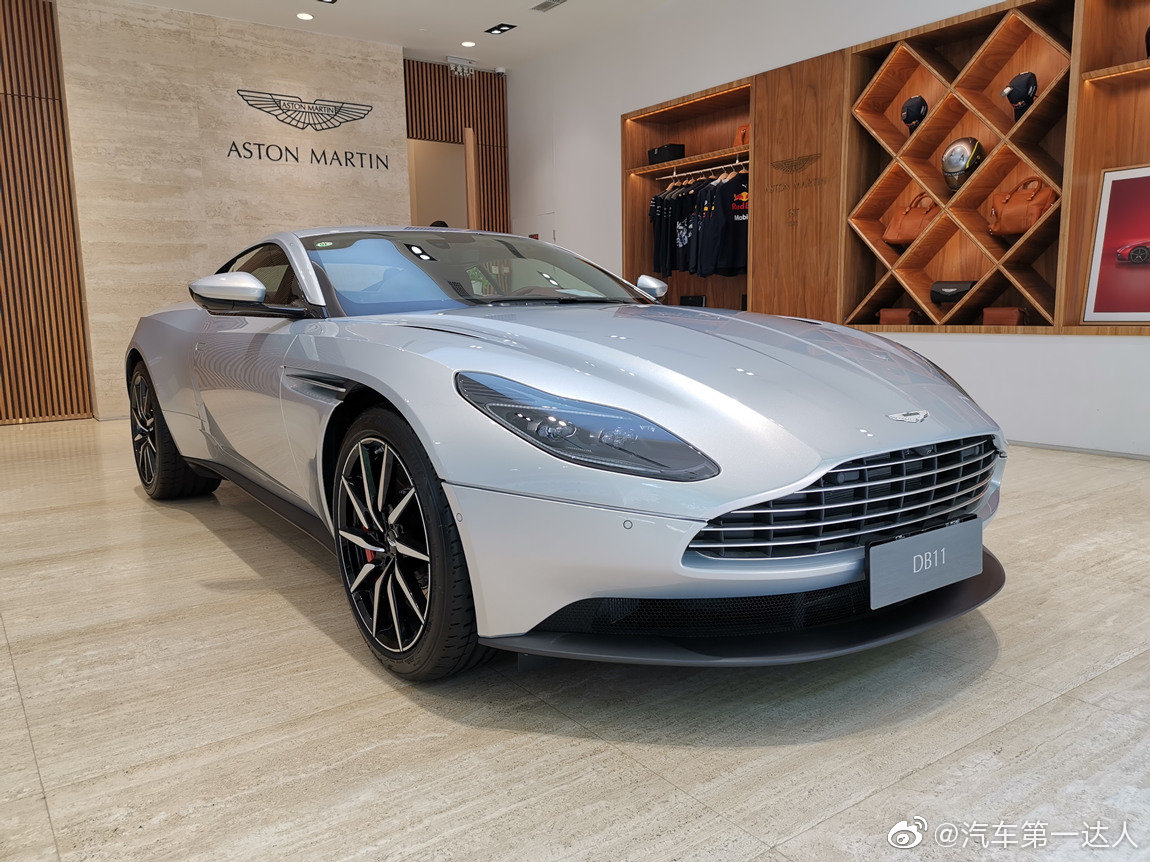 阿斯顿马丁 DB11 V8 闪电银/胭脂红