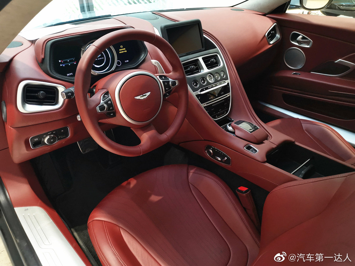 阿斯顿马丁 DB11 V8 闪电银/胭脂红