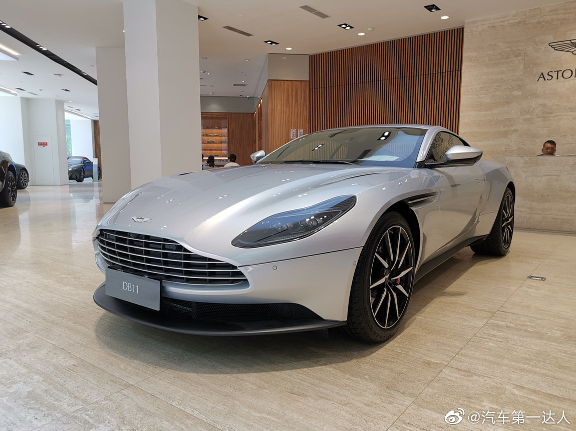 阿斯顿马丁 DB11 V8 闪电银/胭脂红