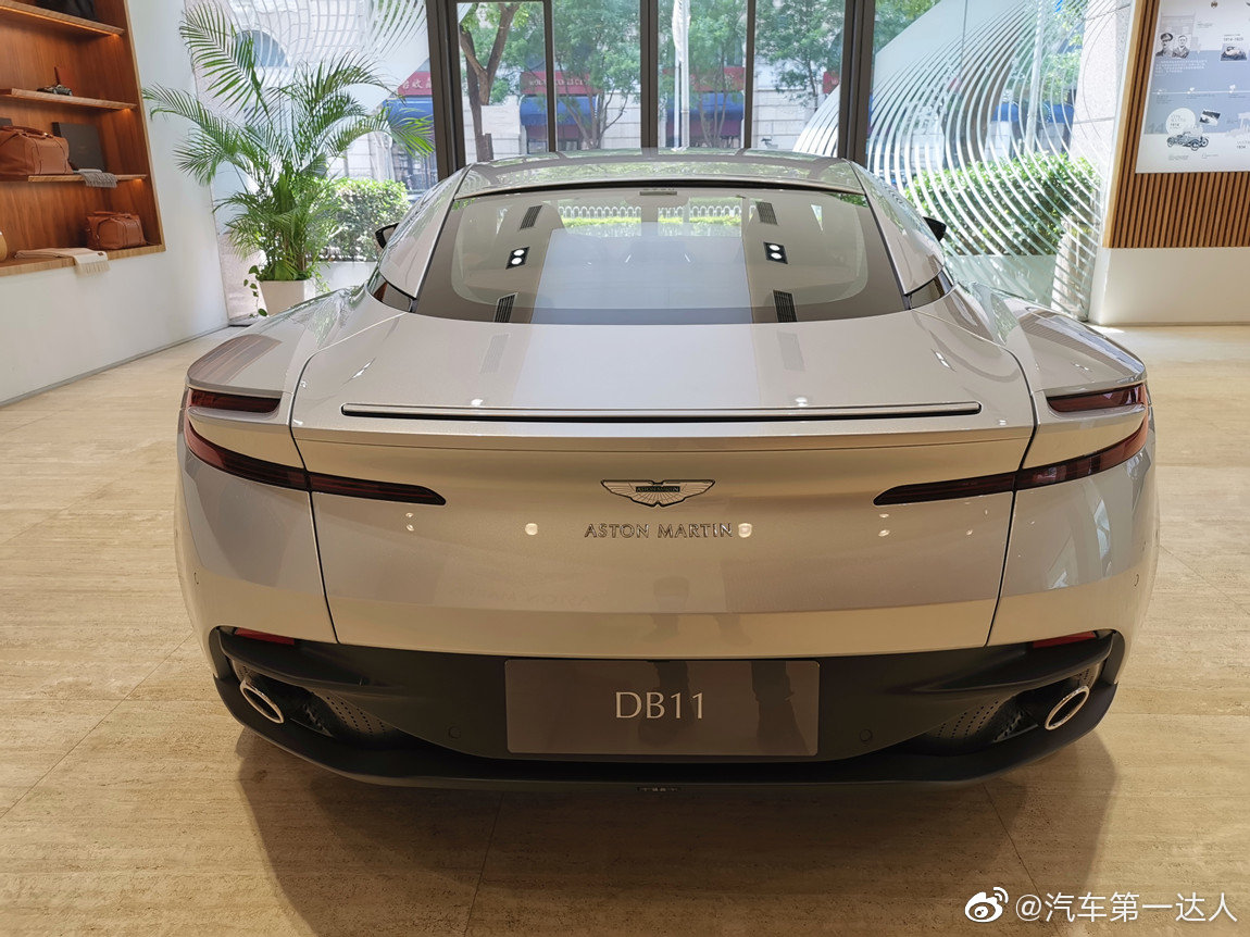 阿斯顿马丁 DB11 V8 闪电银/胭脂红