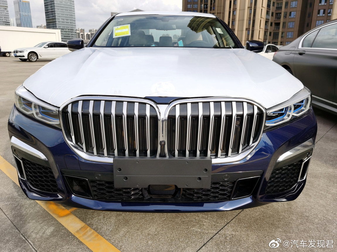 宝马750Li xDrive M运动套装 丹泉石蓝/烟白