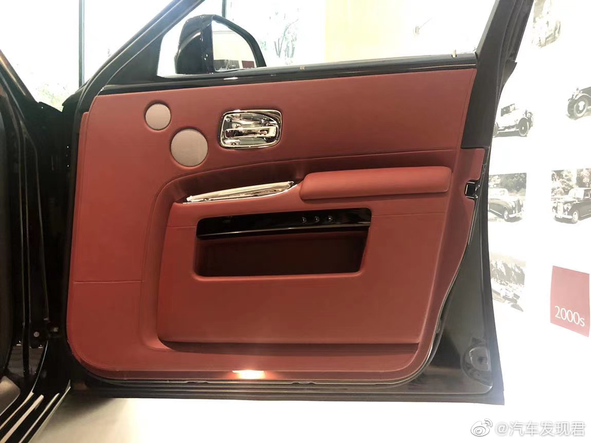 古思特加长,硕大的中网使车头看起来很有气势