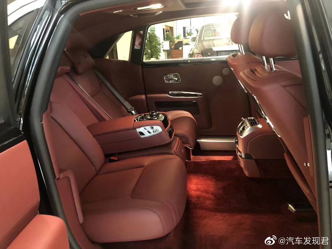 古思特加长,硕大的中网使车头看起来很有气势