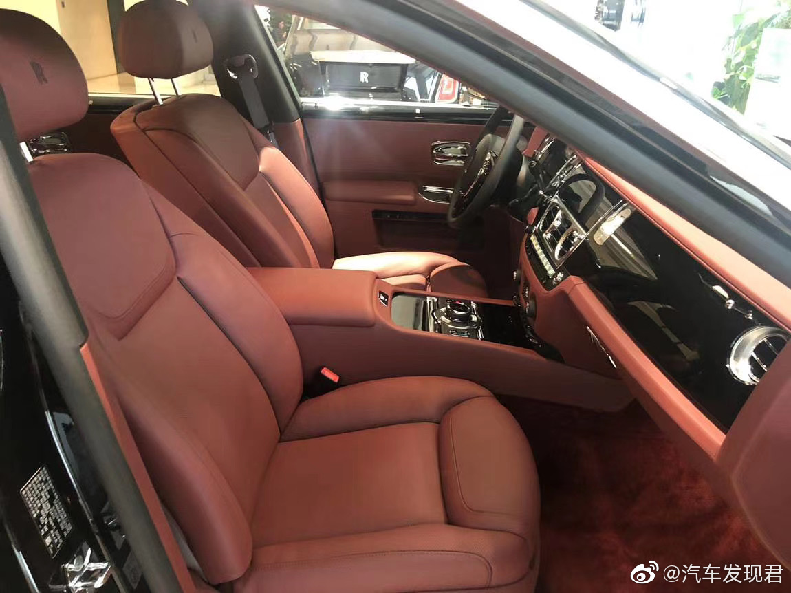 古思特加长,硕大的中网使车头看起来很有气势