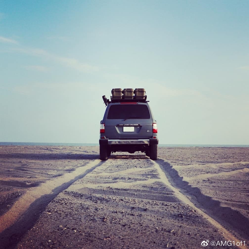 好看的汽车图片:丰田陆巡100系列(LC100)