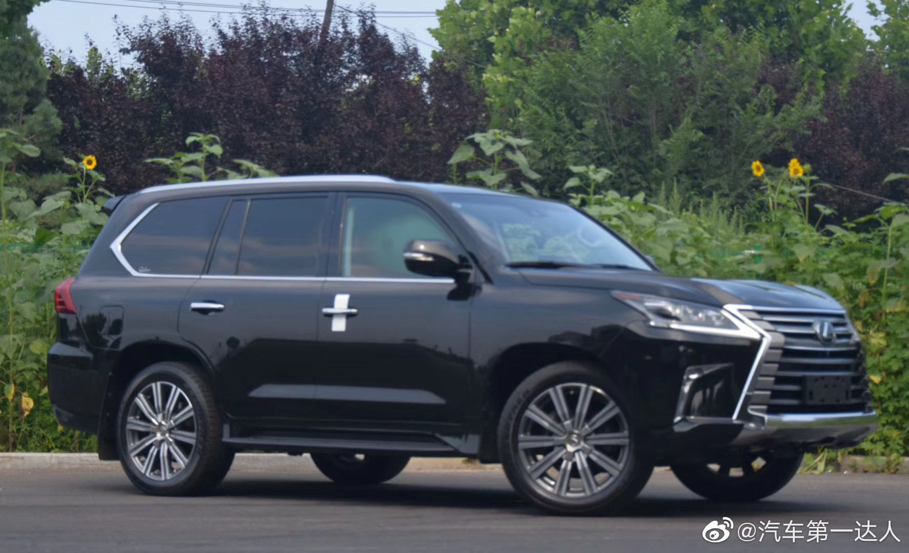 汽车美图大赏：雷克萨斯LX570中规八座