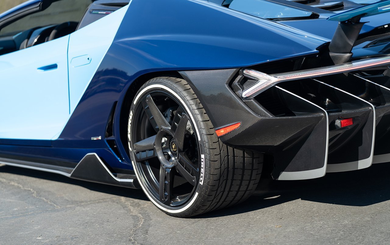 Centenario,这个配色太布加迪了。