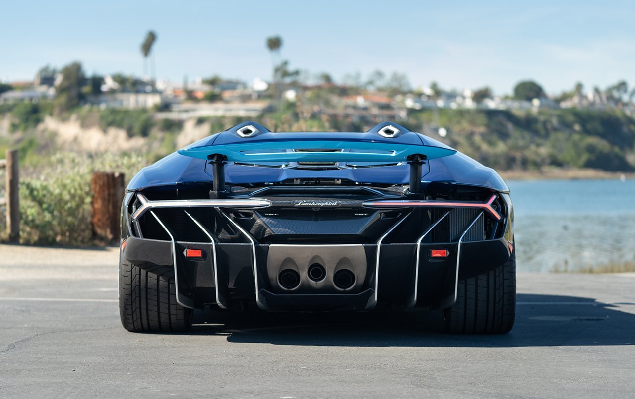 Centenario,这个配色太布加迪了。