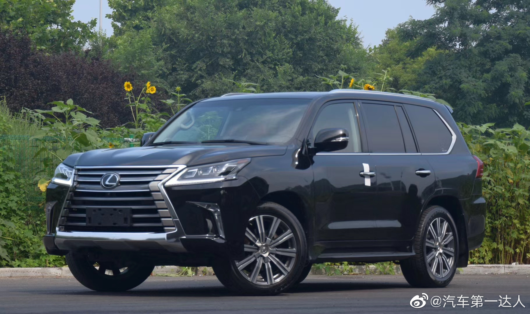 汽车美图大赏：雷克萨斯LX570中规八座