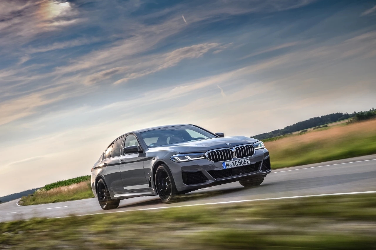 宝马近日正式公布了中期改款5系的最新混动车型