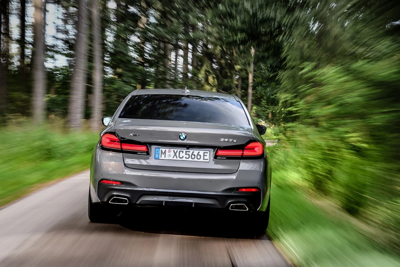 宝马近日正式公布了中期改款5系的最新混动车型