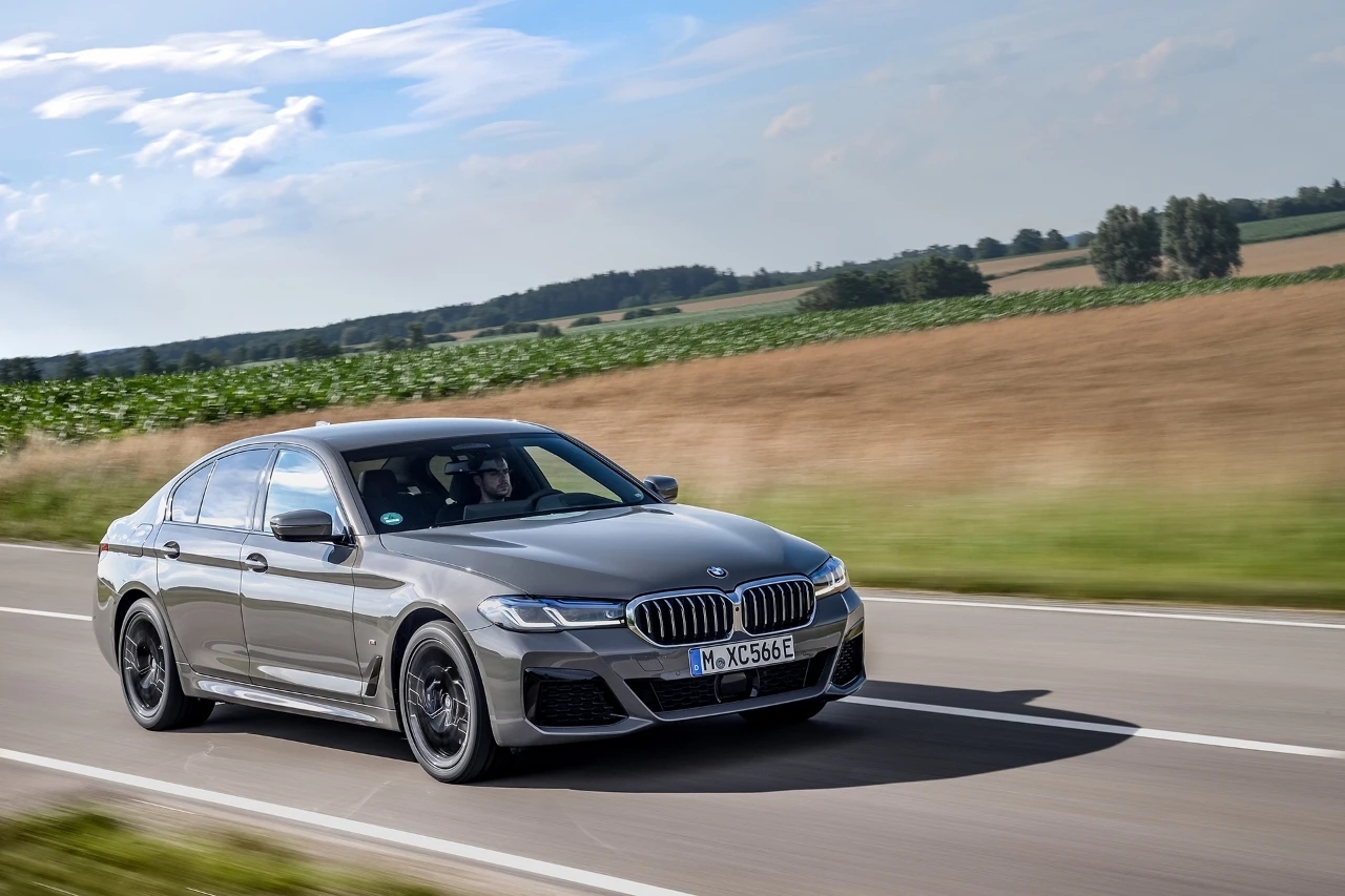 宝马近日正式公布了中期改款5系的最新混动车型