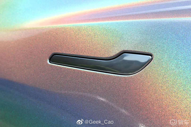 网友改的“梦幻独角兽”配色的特斯拉 Model 3 好看不？？？