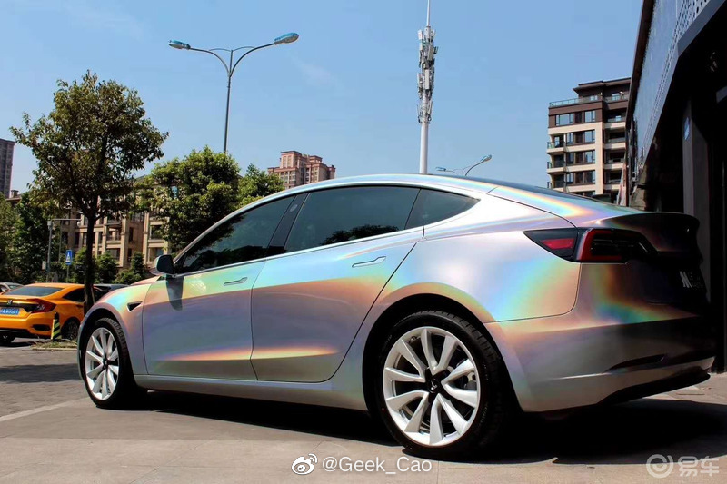 网友改的“梦幻独角兽”配色的特斯拉 Model 3 好看不？？？