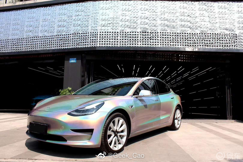 网友改的“梦幻独角兽”配色的特斯拉 Model 3 好看不？？？