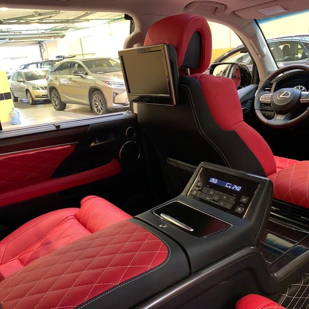 基本上能买雷克萨斯LX570的都是壕了,所以能买这配置的应该都是