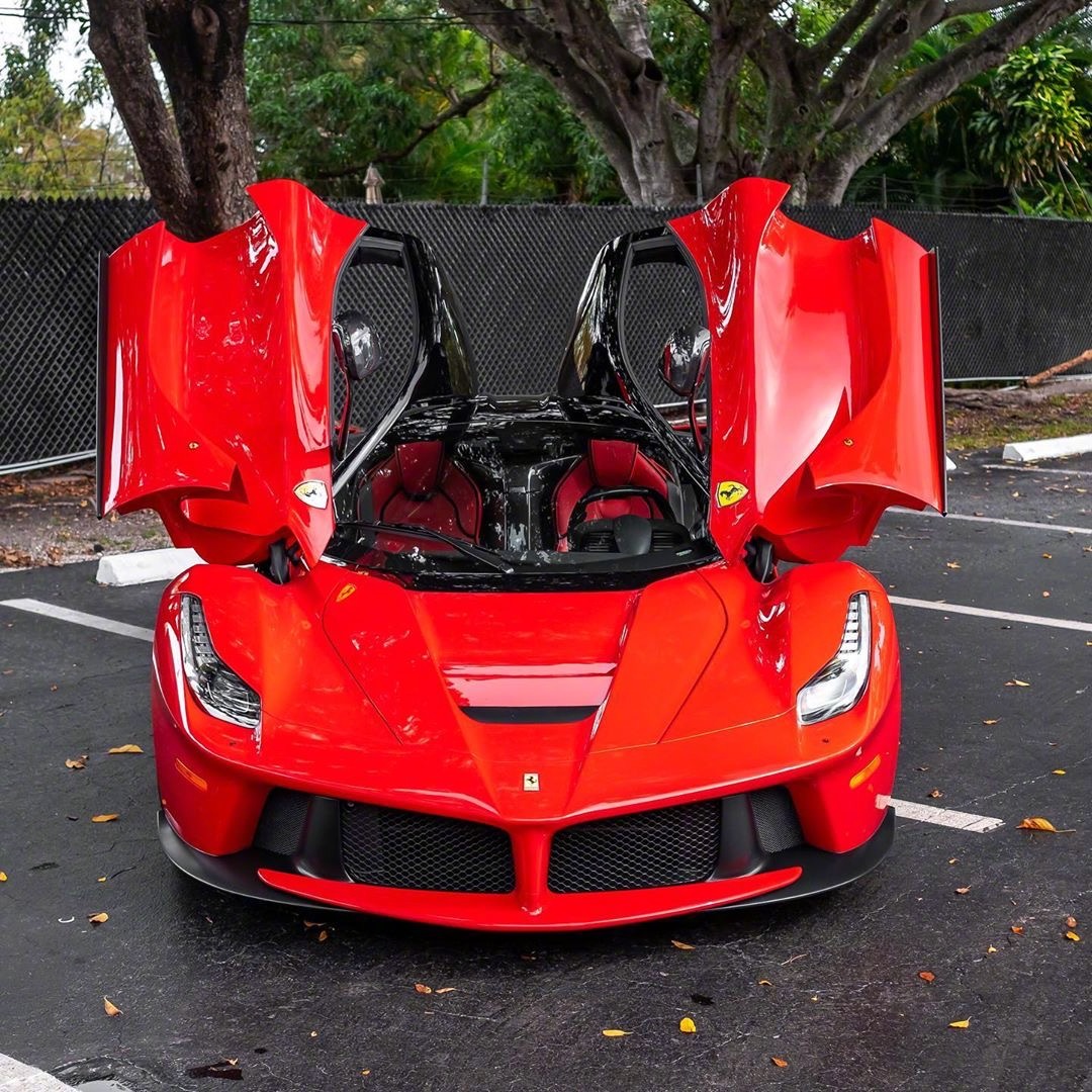 法拉利LaFerrari,兰博基尼最贵的一款 把两台法拉利laferrari放一块儿,怎么拍都是壮观啊!